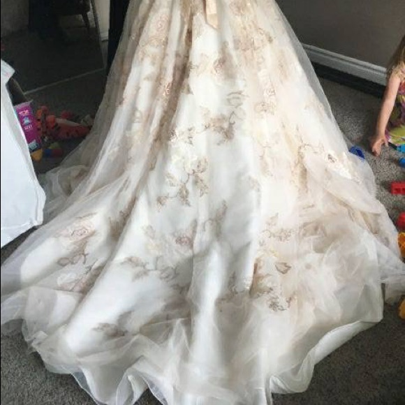 Oleg Cassini wedding dress - Picture 4 of 6